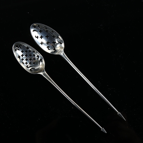 554 - 2 x 18th century silver Mote spoons, pierced bowls with pointed arrowhead terminals, maker's marks T... 