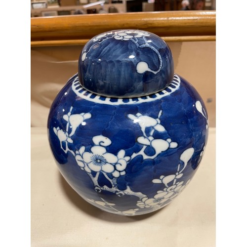 1105 - 2 similar Chinese blue and white porcelain jars and 1 cover, largest height 19cm