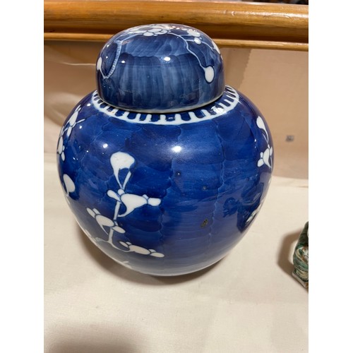 1105 - 2 similar Chinese blue and white porcelain jars and 1 cover, largest height 19cm