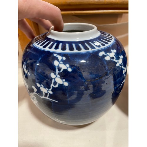 1105 - 2 similar Chinese blue and white porcelain jars and 1 cover, largest height 19cm