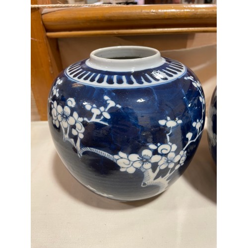 1105 - 2 similar Chinese blue and white porcelain jars and 1 cover, largest height 19cm