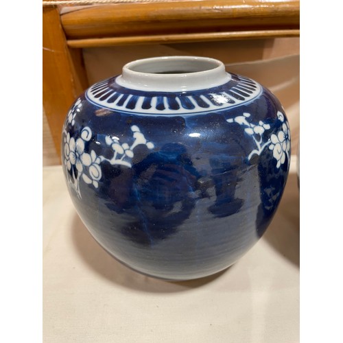 1105 - 2 similar Chinese blue and white porcelain jars and 1 cover, largest height 19cm