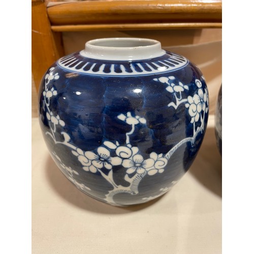 1105 - 2 similar Chinese blue and white porcelain jars and 1 cover, largest height 19cm