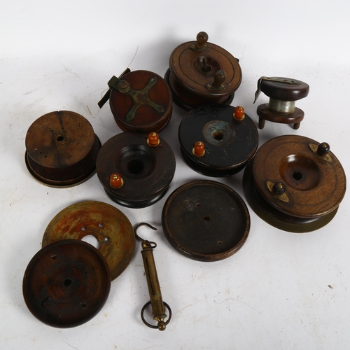 546 - A box with 3 wooden fishing reels and various spare parts