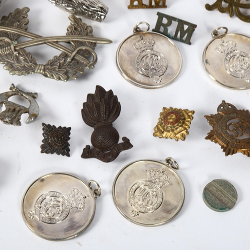 173 - A large quantity of military buttons and badges, including Honourable Artillery Company etc