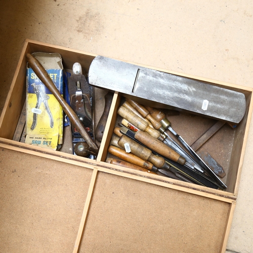 268 - A Stanley Bailey no. 5 1/2 plane, chisels etc (boxful)