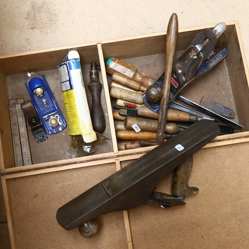 268 - A Stanley Bailey no. 5 1/2 plane, chisels etc (boxful)