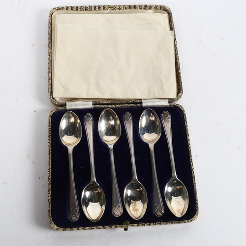 1009 - A cased set of 6 Walker & Hall silver teaspoons, with golfing motif handles