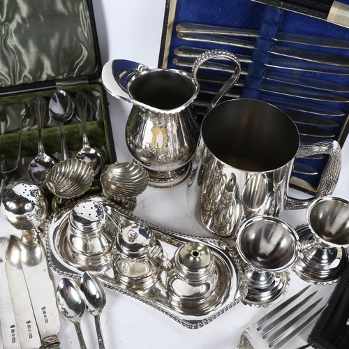 1015 - A group of silver plated items, to include cased cutlery, cruet set, shell design salts etc