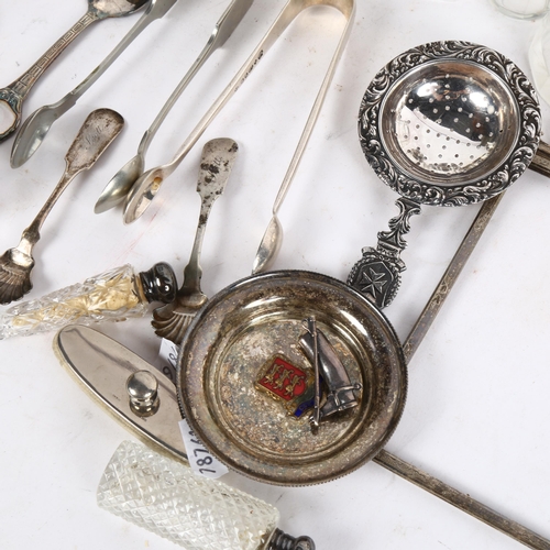 1022 - 2 small silver salt spoons with shell bowls, a silver riding boot design brooch, 2 small silver-topp... 