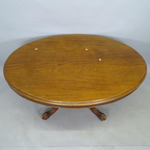 2642 - A Victorian mahogany oval loo table, 130cm x 70cm x 100cm