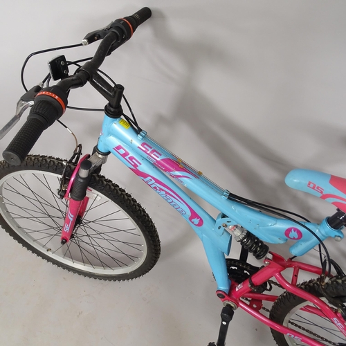 2707 - A girl's DS Octane Special Edition 15-gear mountain bike with suspension