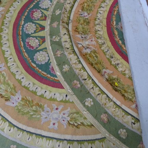 2417 - A 19th century French Aubusson circular rug with floral decoration, width 250cm