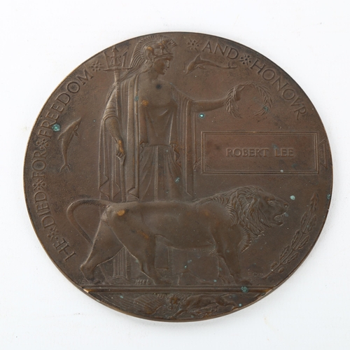 1095 - A Great War Period bronze memorial plaque awarded to Robert Lee, diameter 12cm