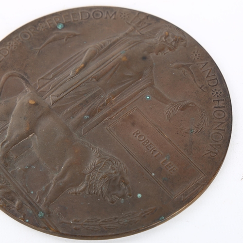 1095 - A Great War Period bronze memorial plaque awarded to Robert Lee, diameter 12cm