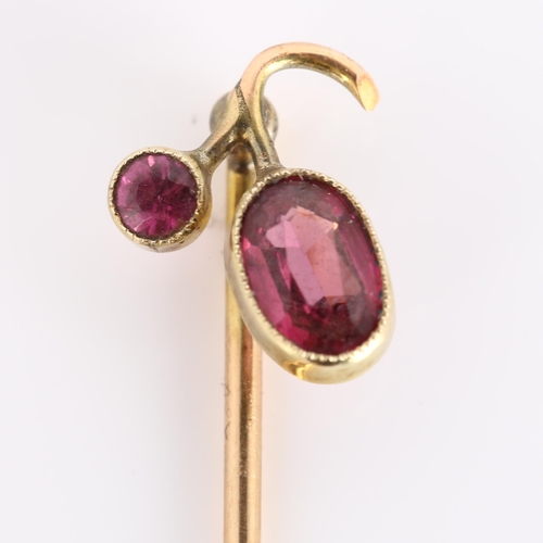 285 - A 19th century 9ct rose gold garnet berry stickpin, stickpin head length 11.2mm, overall length 49.3... 