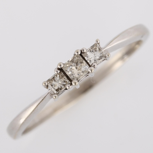 299 - A modern 9ct gold three stone diamond ring, set with Princess-cut diamonds, total diamond content ap... 