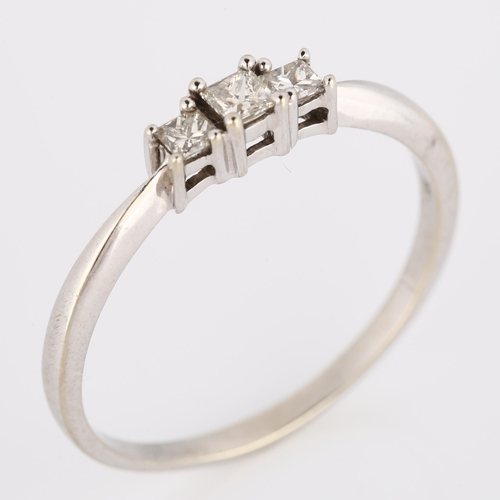 299 - A modern 9ct gold three stone diamond ring, set with Princess-cut diamonds, total diamond content ap... 