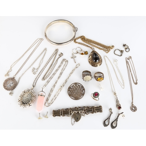 422 - Various silver jewellery, including gatelink bracelet, rose quartz crystal pendant etc