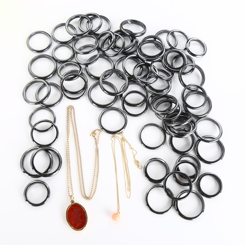 424 - Various jewellery, including 9ct gold carnelian Centurion seal pendant necklace, coral pendant and l... 