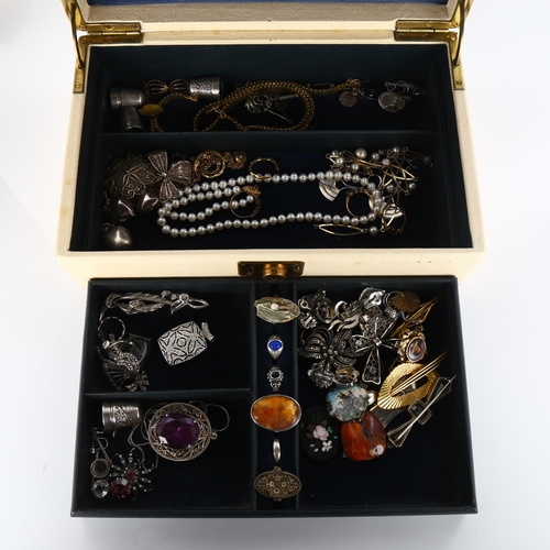 432 - Various Victorian and later jewellery, including brooches, rings, pendants etc