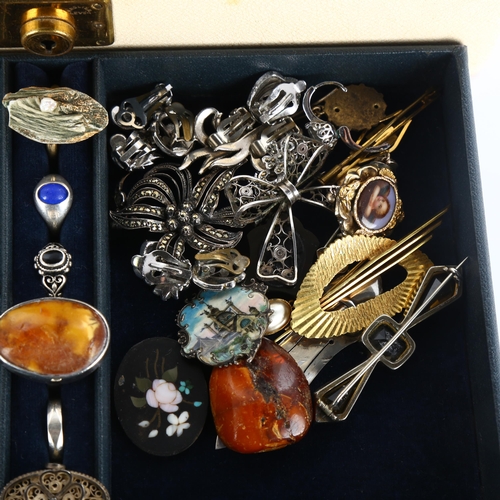 432 - Various Victorian and later jewellery, including brooches, rings, pendants etc