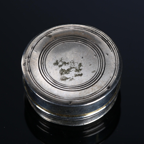 521 - A 19th century unmarked silver vinaigrette, circular form with gilt interior, diameter 2cm