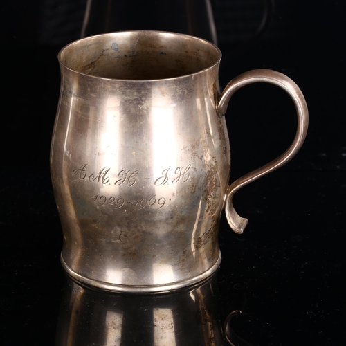 559 - An Elizabeth II silver pint mug, of barrel form, by William Comyns & Sons Ltd, hallmarks London 1967... 