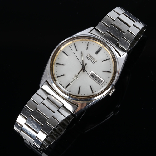 16 - SEIKO - a stainless steel SQ quartz bracelet watch, ref. 7123-8290, silvered dial with baton hour ma... 