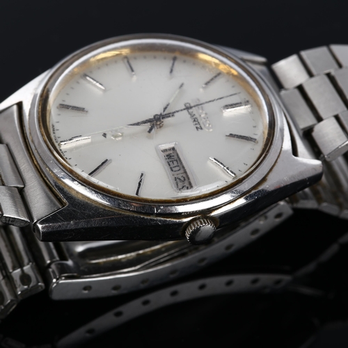 16 - SEIKO - a stainless steel SQ quartz bracelet watch, ref. 7123-8290, silvered dial with baton hour ma... 