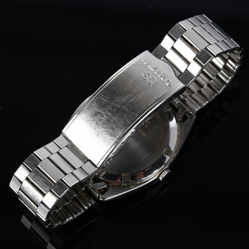 16 - SEIKO - a stainless steel SQ quartz bracelet watch, ref. 7123-8290, silvered dial with baton hour ma... 