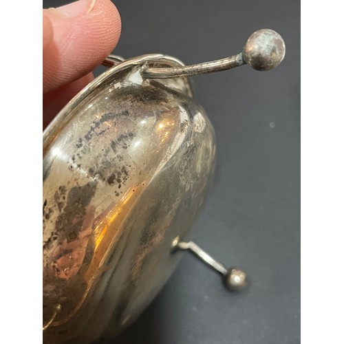 611 - An Arts and Crafts George V silver 2-handled tea strainer and stand, with wire heart-shaped handles,... 