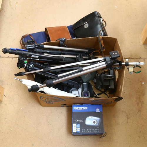 280 - A quantity of various Vintage cameras and hand-held cameras, including Canon 360 digital video camco... 