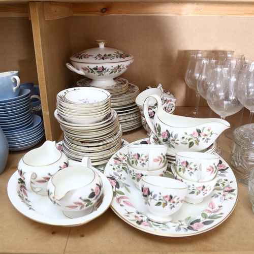 706 - Extensive Wedgwood dinner service and matching tea set, including jugs, sugar bowl and meat plate, i... 