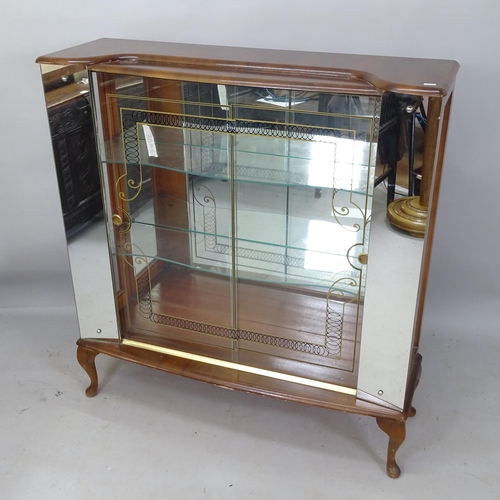 2168 - A mid-century mahogany mirror-back display cabinet, with sliding doors and 2 fitted shelves, on cabr... 