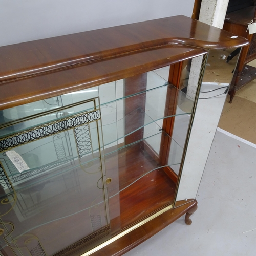 2168 - A mid-century mahogany mirror-back display cabinet, with sliding doors and 2 fitted shelves, on cabr... 