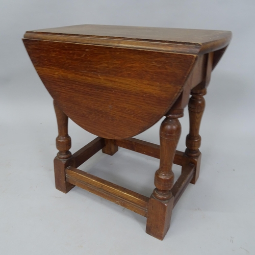 2054 - A small oak drop leaf occasional table, 46cm x 47cm x 30cm