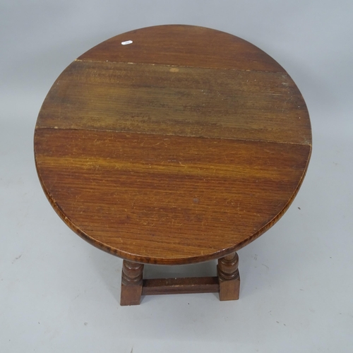 2054 - A small oak drop leaf occasional table, 46cm x 47cm x 30cm