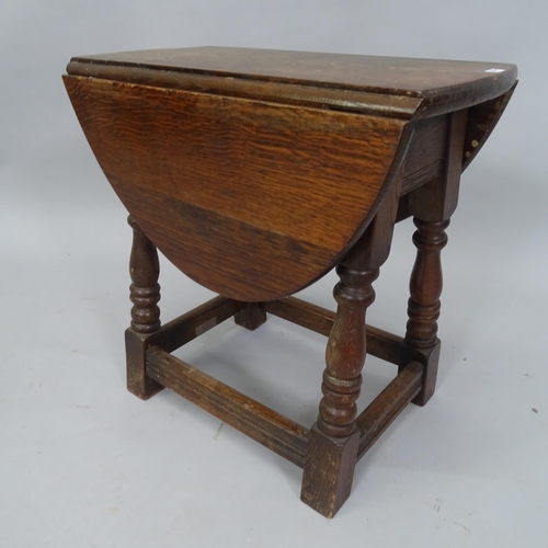 2055 - A small oak drop leaf occasional table, 48cm x 45cm x 28cm