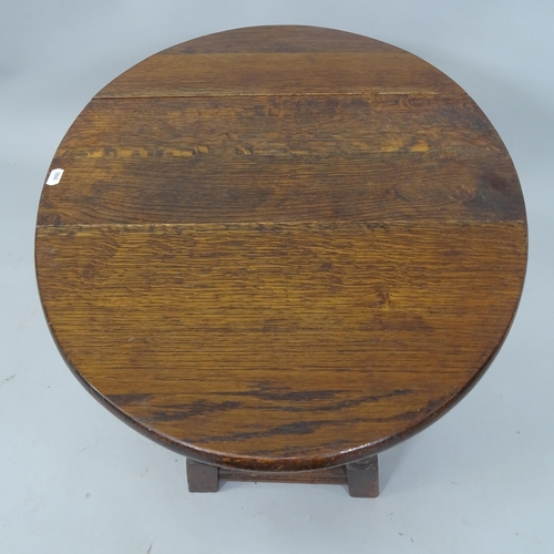 2055 - A small oak drop leaf occasional table, 48cm x 45cm x 28cm