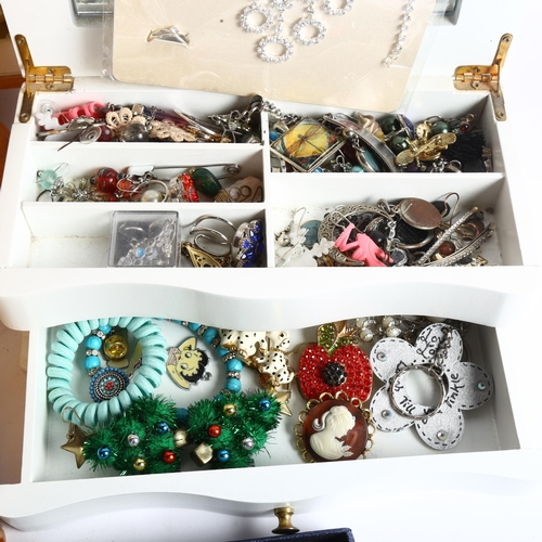 1039 - A large quantity of costume jewellery, including a 2 jewellery boxes, wristwatches etc (boxful)