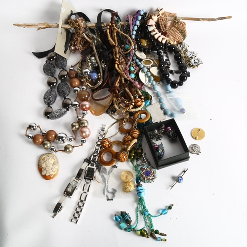 1041 - A tray of mixed costume jewellery, a stone set silver brooch, carved cameo etc