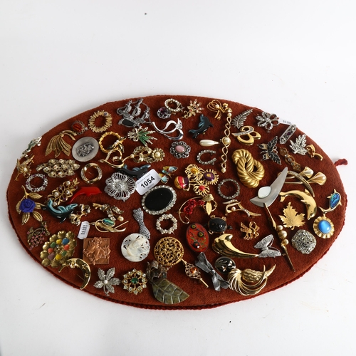 1054 - A tray of various gilt-metal mother-of-pearl and other brooches