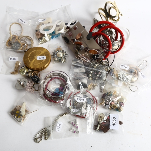 1058 - A quantity of mixed modern and Vintage costume jewellery, and a compact