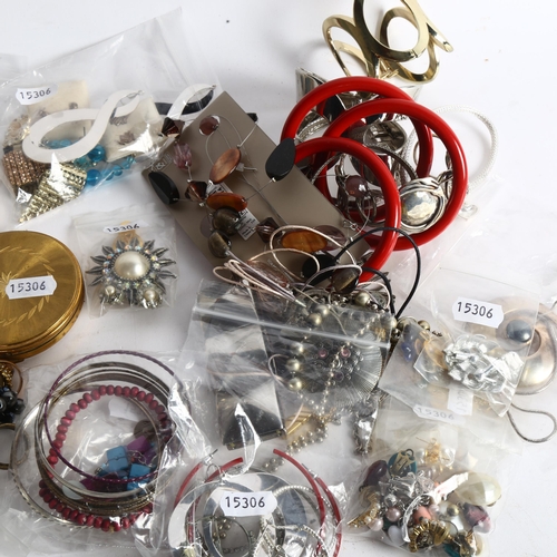 1058 - A quantity of mixed modern and Vintage costume jewellery, and a compact