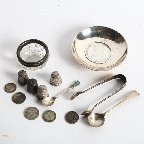 1098 - A silver coin dish, thimbles, a silver-mounted salt, salt spoons etc