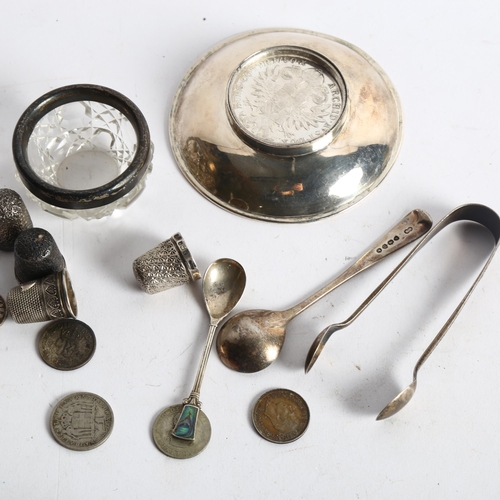 1098 - A silver coin dish, thimbles, a silver-mounted salt, salt spoons etc