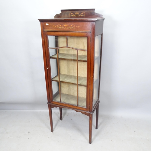 2285 - An Edwardian mahogany and satinwood-strung display cabinet, with raised back, single glazed door, on... 