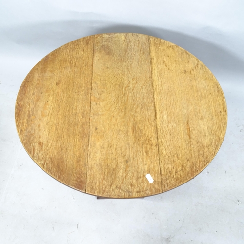 2290 - A small oak oval drop leaf occasional table, 61cm x 49cm x 24cm