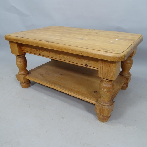 2292 - A pine 2-tier coffee table, 88cm x 47cm x 60cm